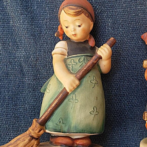 Pair of Vintage Hummels: Little Sweeper and Signs of Spring - Picture 2 of 9